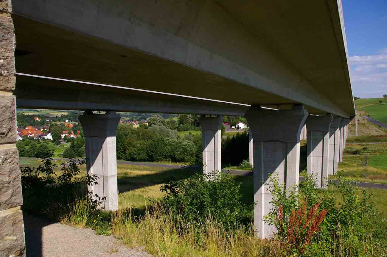 Statische und konstruktive Prüfung einer Autobahnbrücke im Hopfenbachtal